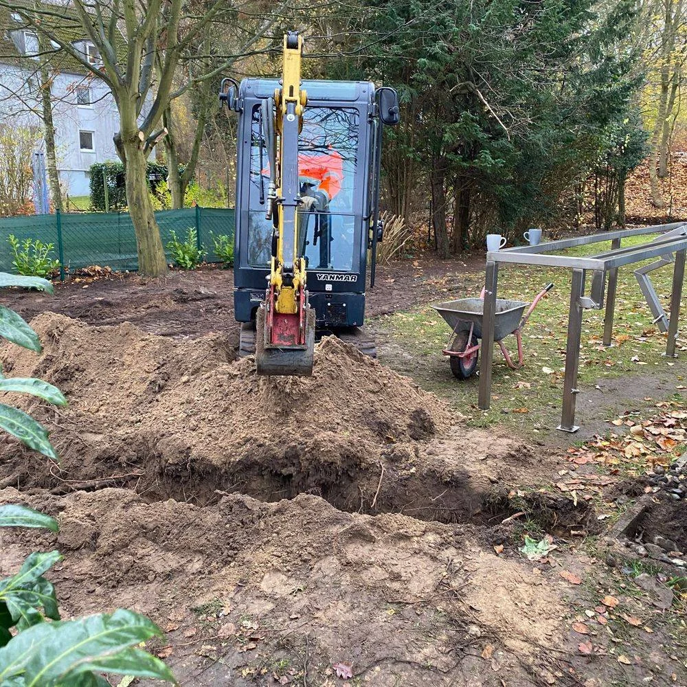 Bildliche Darstellung der Gartenflächenpflege mit einem Bagger