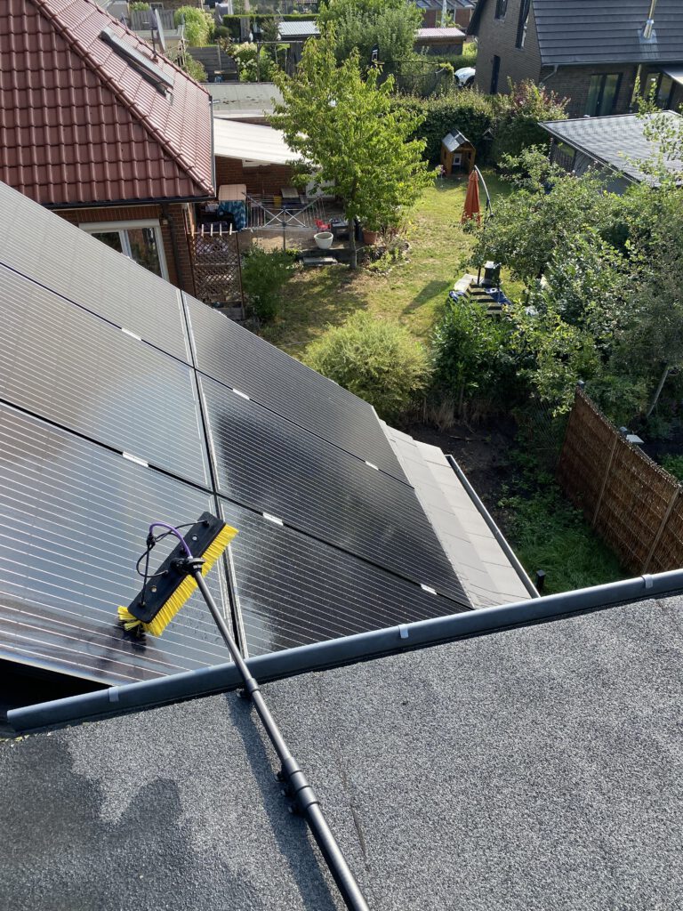 Darstellung der Solarreinigung mit Solarplatten und Reinigungsmaterialien